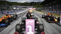 Pembalap Red Bull Racing, Max Verstappen, menjadi pole position untuk F1 GP Austria di Sirkuit Red Bull Ring, Spielberg, Austria, Sabtu (3/7/2021). (AFP/CHRISTIAN BRUNA).