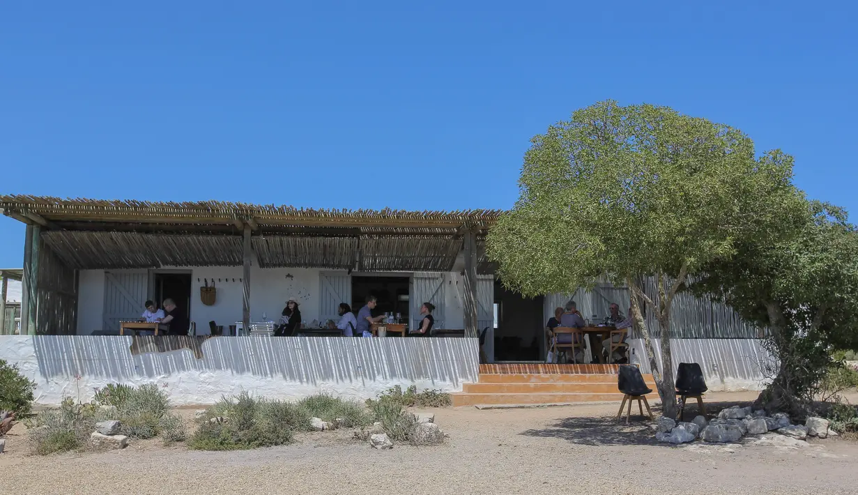 Gambar pada 24 Februari 2019 memperlihatkan pemandangan dari restoran bernama Wolfgat di Paternoster, Afrika Selatan. Restoran kecil ini berhasil dinobatkan sebagai restoran terbaik di dunia versi World Restaurant Award 2019. (Halden Krog/AFP)