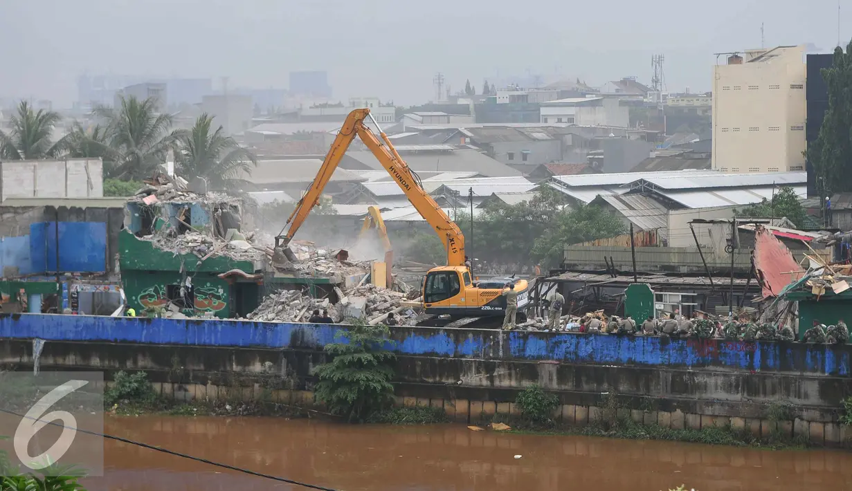 Petugas gabungan saat berjaga di kawasan prostitusi Kalijodo, Jakarta Utara, Senin (29/2). Puluhan bangunan di kawasan tersebut mulai rata dengan tanah serta menjadi tontonan warga. (Liputan6.com/Gempur M Surya)