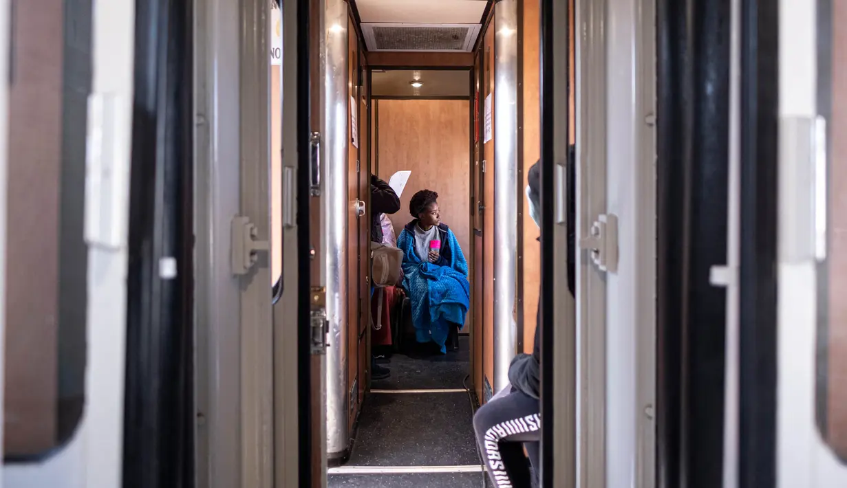 Seorang pasien menunggu untuk mendapatkan layanan konsultasi di kereta Phelophepa, yang diparkir di stasiun kereta Dube di Soweto, pada tanggal 17 Oktober 2023. (EMMANUEL CROSET/AFP)