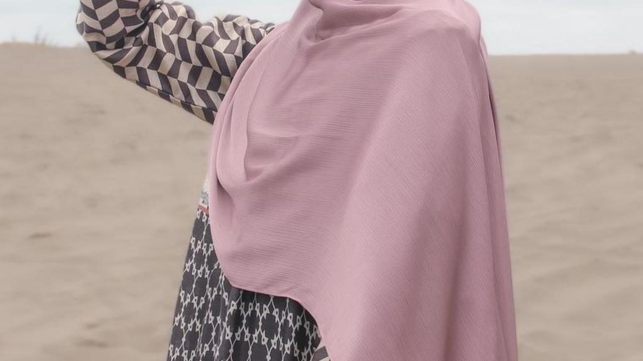 Hijab Pashmina Lilit Asimetris, Bikin Tampilan Kamu Langsung Stylish
