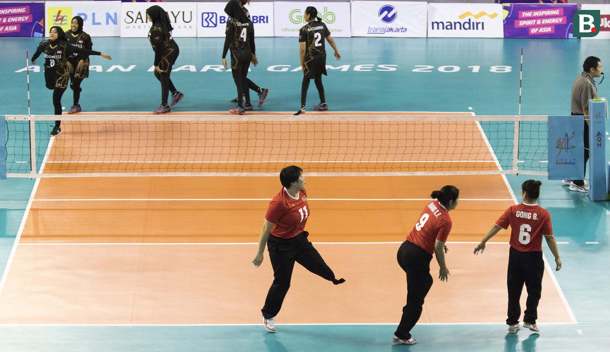 Laga semifinal bola voli duduk putri antara Indonesia melawan China pada  Asian Para Games 2018, di Tennis Indoor Gelora Bung Karno Jakarta, Rabu (10/10/2018).  (Bola.com/Peksi Cahyo)