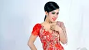 Tubuh seksi pelantun 'Sesuatu' itu dibalut gaun merah menyala kombinasi silver, bertabur manik-manik. Gaun yang fit body dipadu belahan dada rendah menambah kuat kesan seksi, namun tetap elegan, Jakarta, Kamis (19/6/2014) (Liputan6.com/Panji Diksana) 