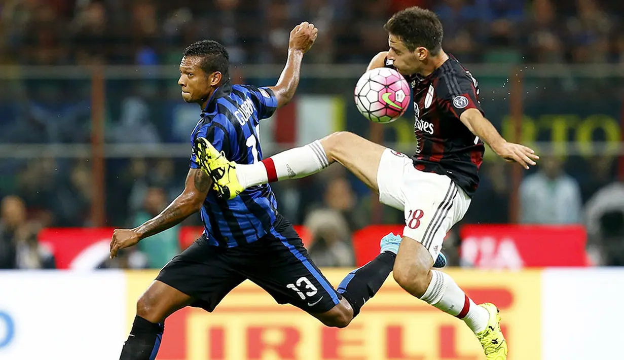 Pemain AC Milan, Giacomo Bonaventura melompat saat berebut bola dengan pemain Internazionale, Fredy Guarin pada laga Serie A di Stadion San Siro, Italia, Minggu (13/9/2015). Internazionale berhasil menang 1-0. (Reuters/Stefano Rellandini)