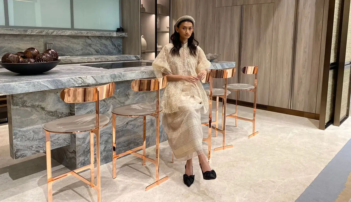 Potongan busana berbentuk i-line serta a-line dengan oversize cutting yang merupakan ciri khas Sapto Djojokartiko juga kembali dihadirkan pada koleksi ini. Beberapa luaran casual namun elegan jadi memberi inspirasi berbusana yang nyaman dan unik. /Foto: Adinda Tri Wardhani - Fimela.com.