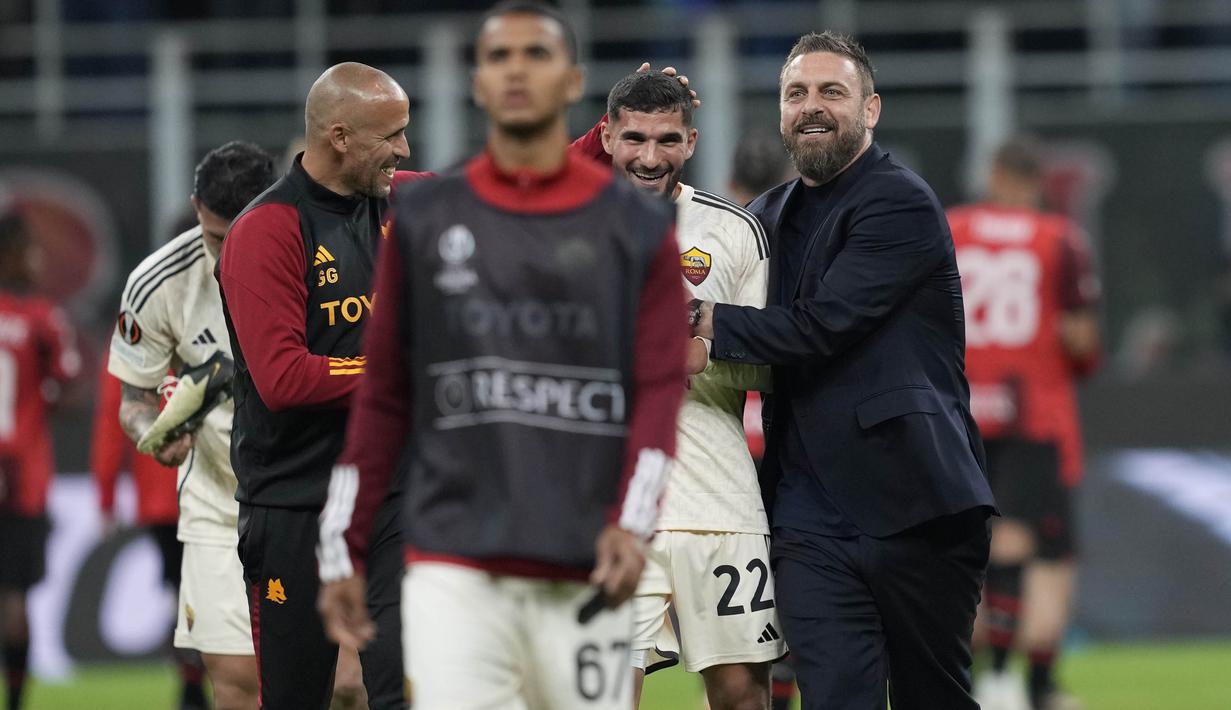 Pelatih AS Roma, Daniele De Rossi, merayakan kemenangan atas AC Milan pada laga Perempat final Liga Europa di Stadion San Siro, Jumat (12/4/2024). (AP Photo/Antonio Calanni)