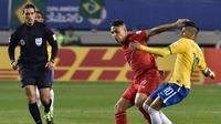 Penyerang Brasil Neymar (kanan) berebut bola dengan penyerang Peru Paolo Guerrero, pada pertandingan Grup C Copa America 2015, di Temuco, Cile, Minggu (14/6/2015). 