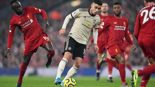 Gelandang Manchester United (MU), Andreas Pereira, saat melawan Liverpool (PAUL ELLIS / AFP)