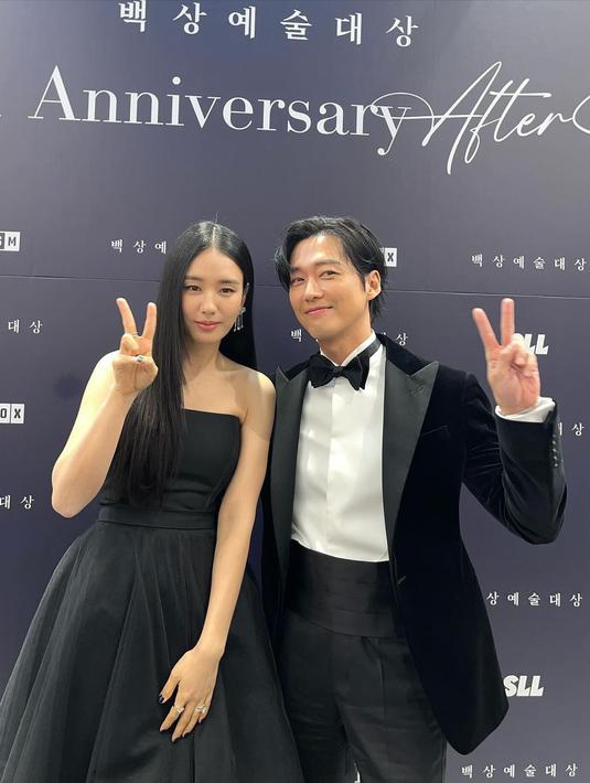 JangChae couple berpose bersama dengan backdrop Baeksang Arts. Keduanya tampil serasi dengan busana serba hitam.  (Foto: Instagram/ eunjin___a)