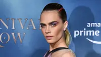 Aktris dan model asal Inggris Cara Delevingne berpose saat menghadiri pemutaran perdana film Amazon Original Series "Carnival Row" Los Angeles di teater Cina TCL di Hollywood (21/8/2019). Di film ini Cara Delevingne berperan sebagai Vignette Stonemoss. (AFP Photo/Valerie Macon)