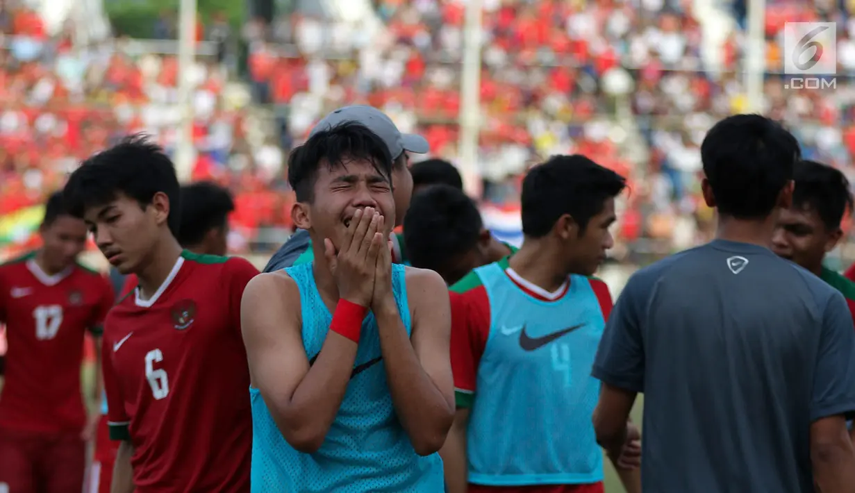 Pemain Timnas Indonesia U-19 menangis usai takluk dari Thailand di Piala AFF U-18 2017 di Stadion Thuwunna, Yangon, Jumat (15/9). Timnas Indonesia U-19 gagal ke final usai kalah 2-3 (0-0) dari Thailand lewat drama adu penalti. (Liputan6.com/Yoppy Renato)