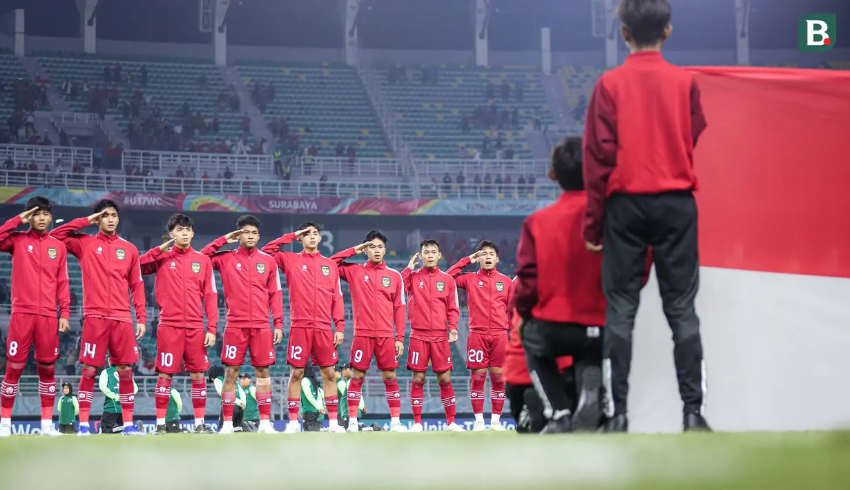 <p>Para pemain starting XI Timnas Indonesia U-17 berbaris menyanyikan lagu kebangsaan Indonesia Raya sebelum dimulainya laga kedua Grup A Piala Dunia U-17 2023 menghadapi Timnas Panama U-17 di Stadion Gelora Bung Tomo (GBT), Surabaya, Senin (13/11/2023). (Bola.com/Bagaskara Lazuardi)</p>