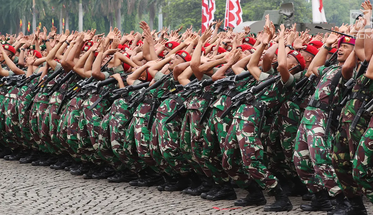 Anggota TNI saat mengikuti Apel Kesiapan Natal, Tahun Baru 2019 serta menjelang Pemilu legislasi dan Presiden 2019 di Monas, Jakarta, Jumat (30/11). Apel  diikuti 50.000 personel dari AD, AL, AU dan Polri. (Liputan6.com/Johan Tallo)