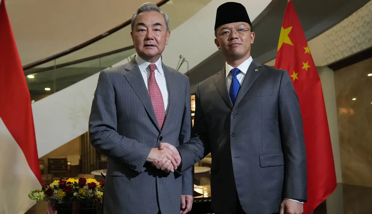 Menteri Luar Negeri Sugiono saat pertemuan dengan Menteri Luar Negeri China Wang Yi di Jakarta, Indonesia, Jumat, 21 Agustus 2026. (Foto AP/Tatan Syuflana)