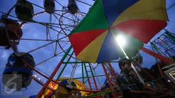 Pedagang mempersiapkan dagangannya di area pasar malam Sekaten, Yogyakarta, (19/12).Pasar malam sekaten di selenggarakan untuk menyambut peringatan lahirnya nabi Muhammad SAW 12 Robiul Awal.(Boy Harjanto)