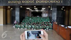 Siswa SD Al-Azhar Kebayoran Lama berfoto bersama usai kunjungan di depan ruang rapat paripurna 1 Gedung MPR/DPR RI, Jakarta, Kamis (5/11). Kunjungan itu dalam rangka study tour dan pemahaman materi pelajaran tentang trias politica. (Liputan6/Johan Tallo)