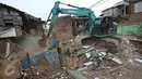 Sebuah alat berat meratakan tanah dari bangunan warga di bantaran Sungai Ciliwung, Bukit Duri, Jakarta, Selasa (12/1). Pemprov DKI melakukan pembongkaran sejumlah bangunan terkait proyek normalisasi Sungai Ciliwung. (Liputan6.com/ Immanuel Antonius)