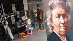 Warga berinteraksi di trotoar jalan Pintu Besar Selatan Kawasan Kota Tua Jakarta, Rabu (23/1). Sejak diluncurkan Oktober tahun lalu, Street Gallery Art diharapkan bisa meningkatkan jumlah wisatawan ke Kota Tua Jakarta. (Liputan6.com/Helmi Fithriansyah)