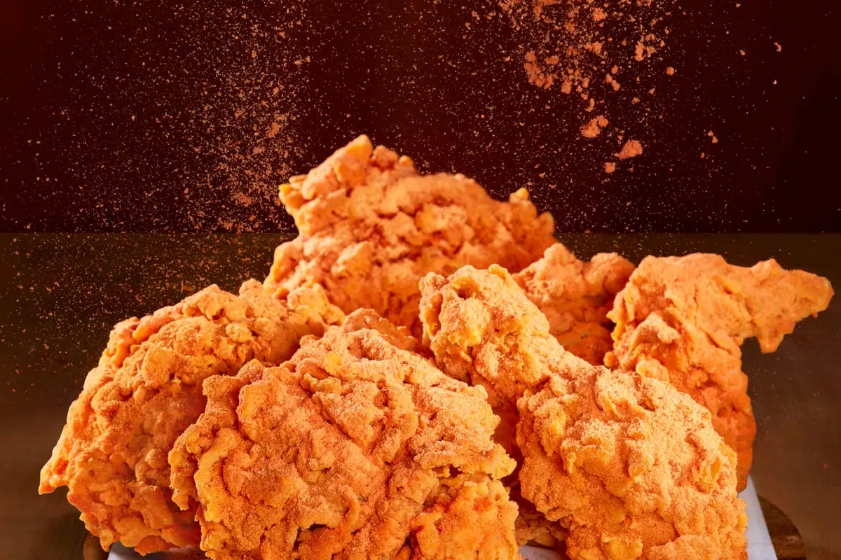 Ayam Goreng Crispy Pedas Disajikan di Restoran Burger Premium