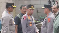 Kapolri Jenderal Listyo Sigit Prabowo (tengah) mendatangi langsung lokasi kebakaran Depo Pertamina Plumpang, Jakarta Utara, Sabtu (4/3/2023). Kapolri menyampaikan hingga siang ini sudah ada 15 jenazah korban kebakaran Depo Pertamina Plumpang yang dievakuasi ke RS Polri. (Liputan6.com/Herman Zakharia)