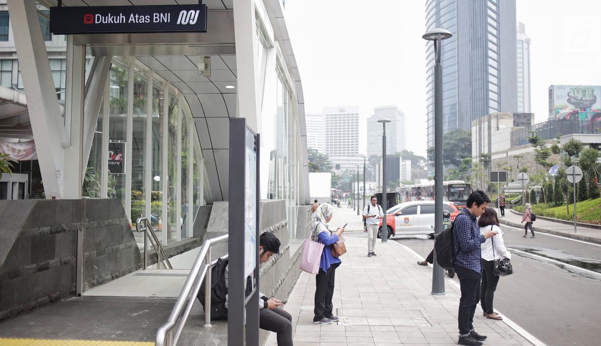 Aktivitas penumpang di kawasan integrasi transportasi Dukuh Atas, Selasa (30/4/2019). Kawasan Terintegrasi Dukuh Atas  menghubungkan empat transportasi umum di DKI Jakarta, yaitu Transjakarta, MRT, KRL, LRT, dan Kereta Bandara. (Liputan6.com/Faizal Fanani)