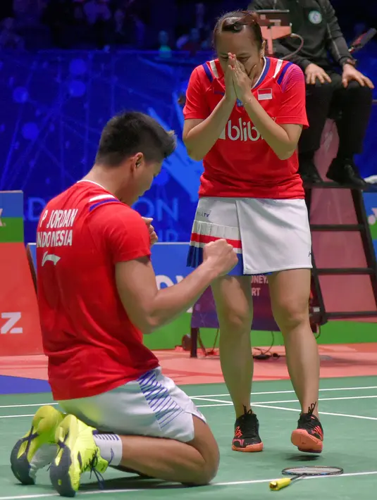 Pasangan Indonesia Praveen Jordan/Melati Daeva Oktavianti melakukan selebrasi usai mengalahkan pasangan Thailand Dechapol Puavaranukroh/Sapsiree Taerattanachai pada laga final ganda campuran All England 2020 di Birmingham, Inggris, Minggu (15/3/2020). Indonesia menang 2-1. (AP Photo/Rui Vieira)