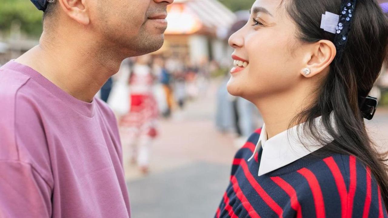 Disneyland Hongkong Jadi Saksi Keromantisan Raffi Ahmad dan Nagita Slavina