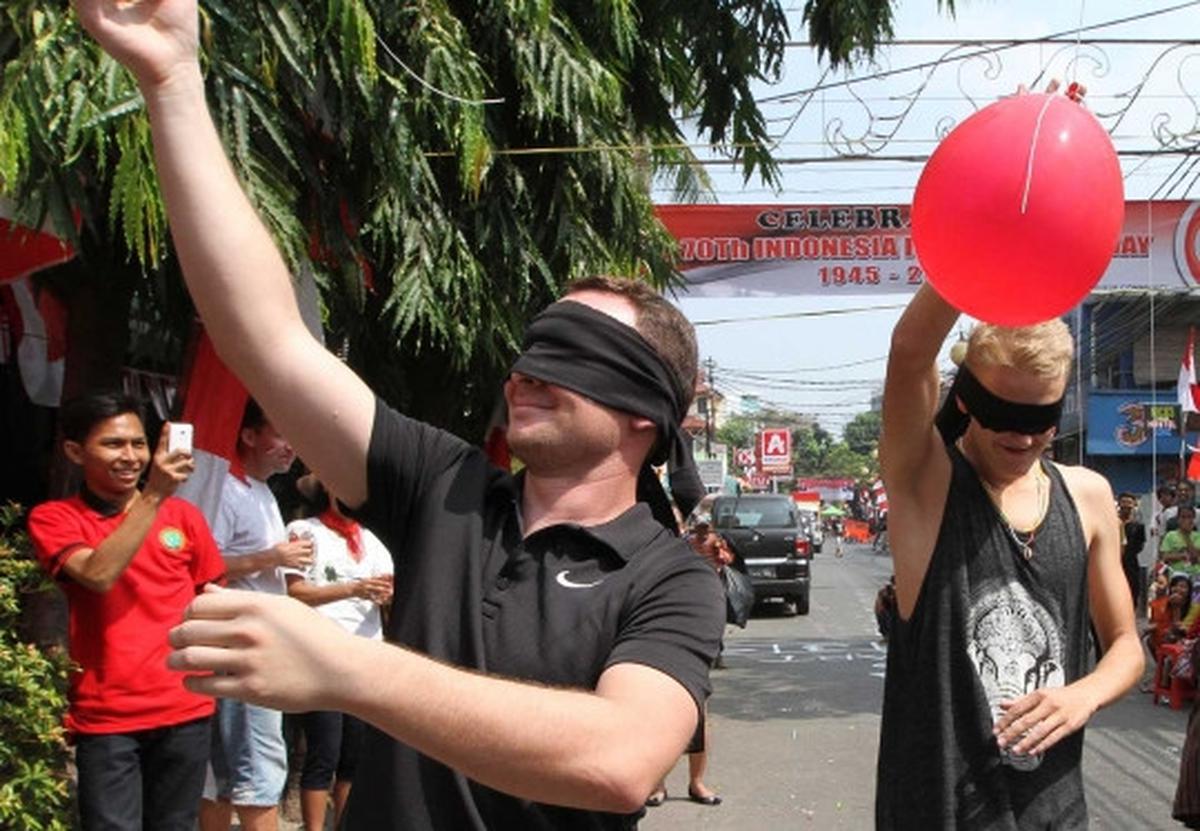 Lucunya para turis asing mengikuti lomba 17-an