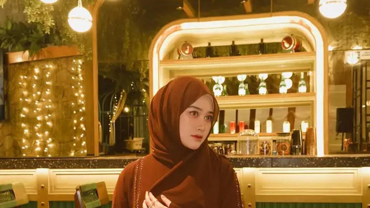 6 Inspirasi Model Gamis ala Khansa Mariska Istri Gus Azmi, Tampil Syar'i tapi Tetap Kekinian
