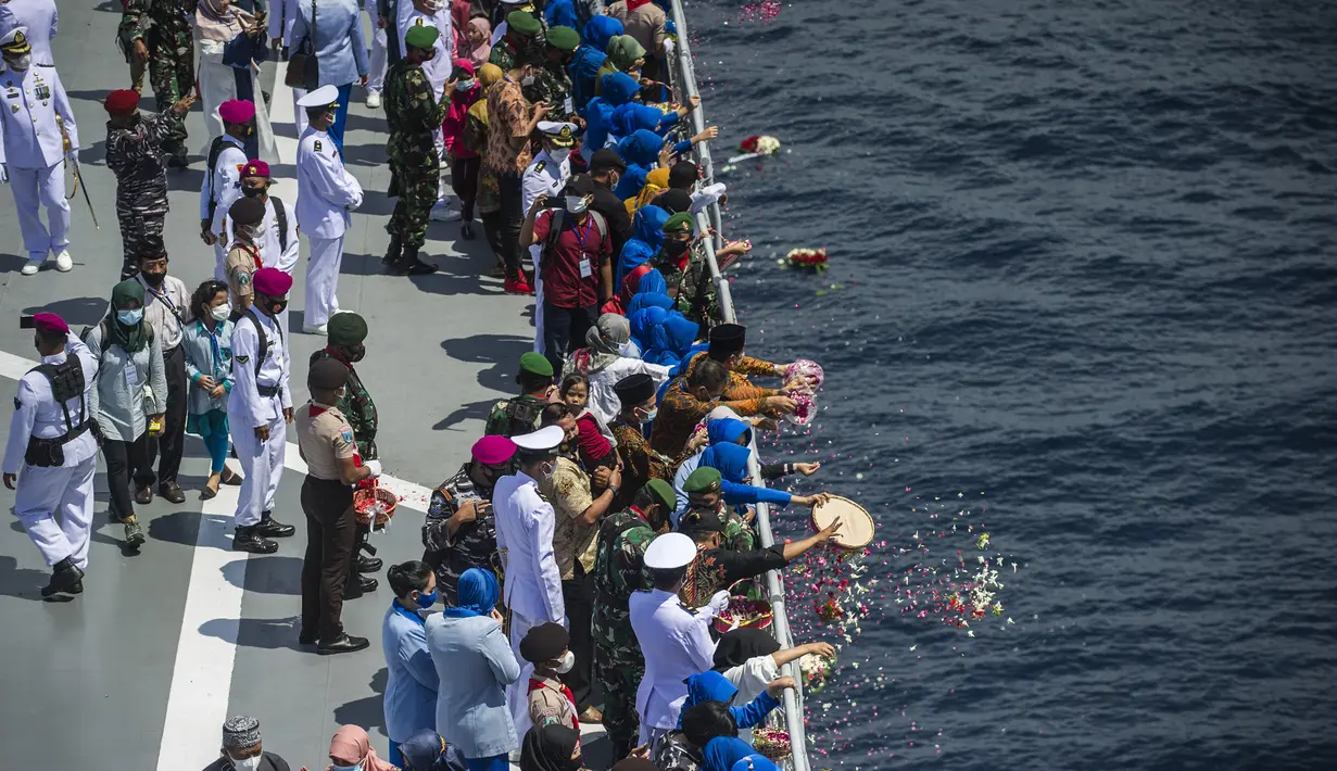 Keluarga awak KRI Nanggala 402 melakukan Tabur Bunga dari geladag Helly KRI Dr Soeharso-990 di perairan utara pulau Bali, Jumat (30/4/2021). Kegiatan tabur bunga yang diikuti dari 53 keluarga awak KRI Nanggala 402 yang tenggelam itu diwarnai suasana haru dan kesedihan keluarga. (Juni Kriswanto/AFP)