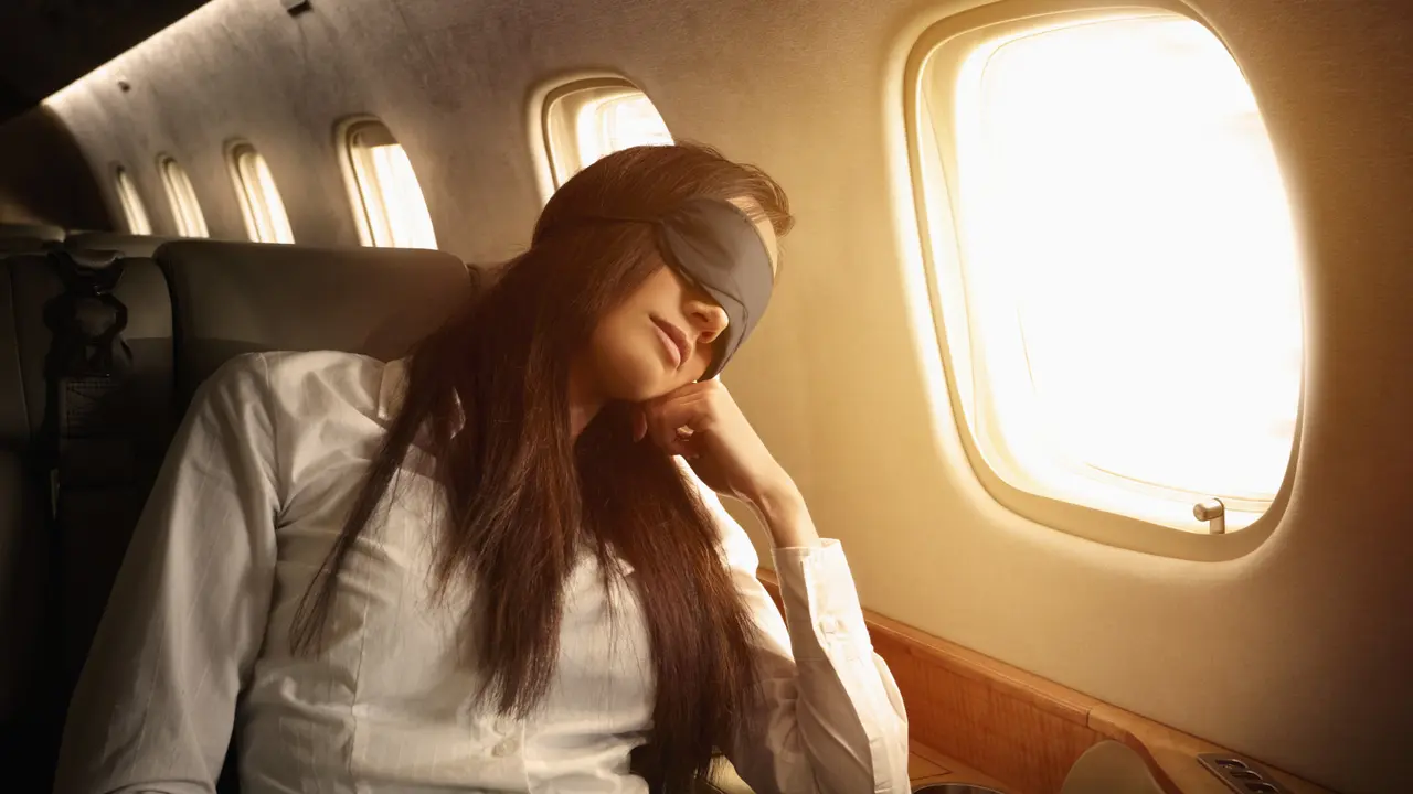 7 Alasan Kenapa Kamu Nggak Bisa Tidur di Pesawat Terbang