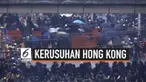 Bentrokan antara warga dan polisi kembali terjadi di Hong Kong. Warga nekat melemparkan bom molotov ke arah polisi sehingga dibalas dengan tembakan gas air mata.