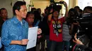 Tersangka kasus korupsi pengadaan bus TransJakarta Udar Pristono menunjukan berkas sebelum menjalani sidang praperadilan kepada wartawan di Pengadilan Negri Jakarta Pusat, Rabu (18/3/2015). (Liputan6.com/Yoppy Renato)