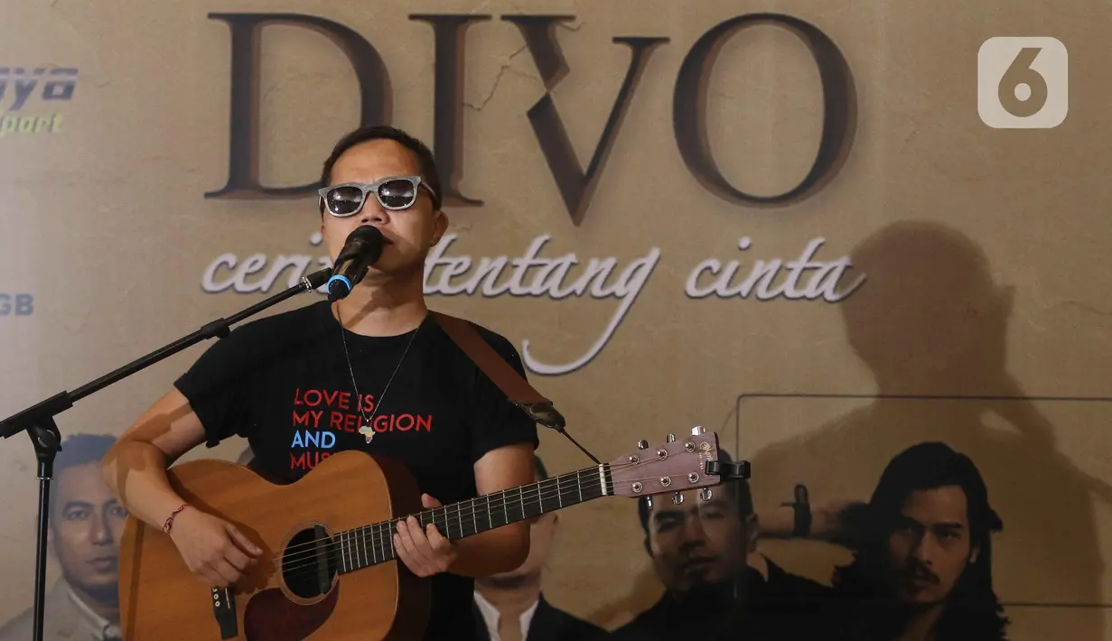 Penampilan penyanyi Sandhy Sandoro saat launching album USB Flash Disk Card di kawasan Kemang, Jakarta, Kamis (23/6/2022). Album USB flash disk card yang bertajuk DIVO (Cerita Tentang Cinta) ada  5 penyanyi Pria ada Sandhy Sondoro, Rio Febrian, Marcell, Virzha dan juga Bams, yang berisi 10 lagu pilihan. (Liputan6.com/Herman Zakharia)