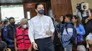 Terdakwa kasus dugaan korupsi tata niaga timah di wilayah Izin Usaha Pertambangan (IUP) PT Timah tahun 2015-2022, Harvey Moeis (tengah) memasuki ruangan untuk mengikuti sidang lanjutan di Pengadilan Tindak Pidana Korupsi (Tipikor), Jakarta, Kamis (10/10/2024). (Liputan6.com/Angga Yuniar)