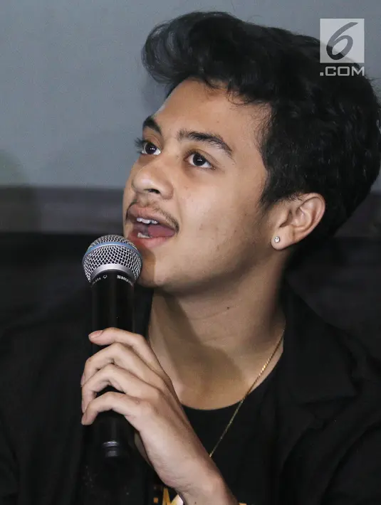 Aktor Bastian Stell saat peluncuran trailer dan poster film Kesempatan Keduda di Jakarta, Senin (10/9). Film Kesempatan Keduda bergenre komedi romantis. (Liputan6.com/Herman Zakharia)