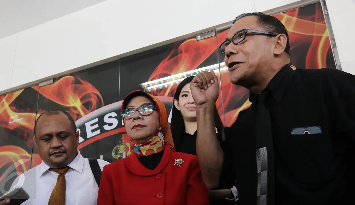 Ibu Ario Kiswinar, Aryani Soenarto dan kuasa hukumnya memberi keterangan ke awak media usai mendatangi Resmob Polda Metro Jaya, Jakarta, Senin (13/3). Aryani Soenarto menanyakan perkembangan perkara terlapor Mario Teguh. (Liputan6.com/Herman Zakharia)