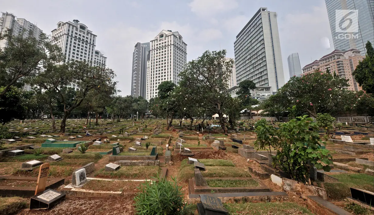 Pemandangan kompleks makam dengan latar belakang gedung-gedung bertingkat di TPU Karet Bivak, Jakarta, Kamis (12/7). DKI Jakarta saat ini memiliki lahan makam seluas 38,3 hektare, sementara 208,16 hektare belum siap pakai. (Merdeka.com/Iqbal Nugroho)