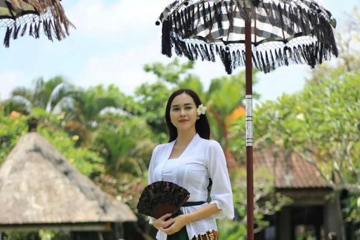 12 Gaya Artis Berbalut Kebaya Bali, Anggun dan Menawan