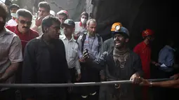 Petugas dibantu warga setempat berusaha menyelamatkan penambang batu bara yang terjebak di dalam tambang di Azadshahr, Iran (3/5). Sedikitnya 35 pekerja tambang tewas akibat ledakan tersebut. (Mostafa Hassanzadeh/Tasnim News/AFP)