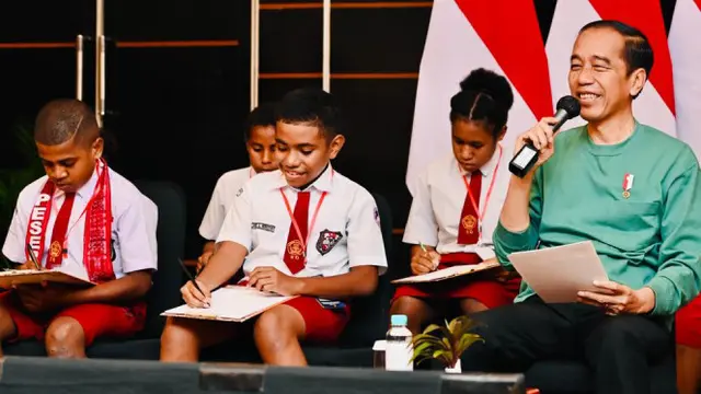 Potret Presiden Jokowi Ketika Diserbu Murid SD dan Ditanya Kenapa Ibu Kota Negara Baru Indonesia atau IKN Harus Pindah ke Kalimantan, Bukan Papua? (Foto: Laily Rachev - Biro Pers Sekretariat Presiden)