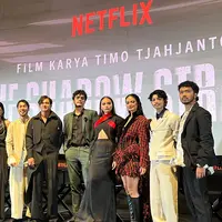 Para aktor dan Sutradara "The Shadow Strays" dalam acara Konferensi Pers yang diadakan di Epicentrum XXI, Jakarta (Fimela.com/Dok/Rianti Fitri Wulandari)