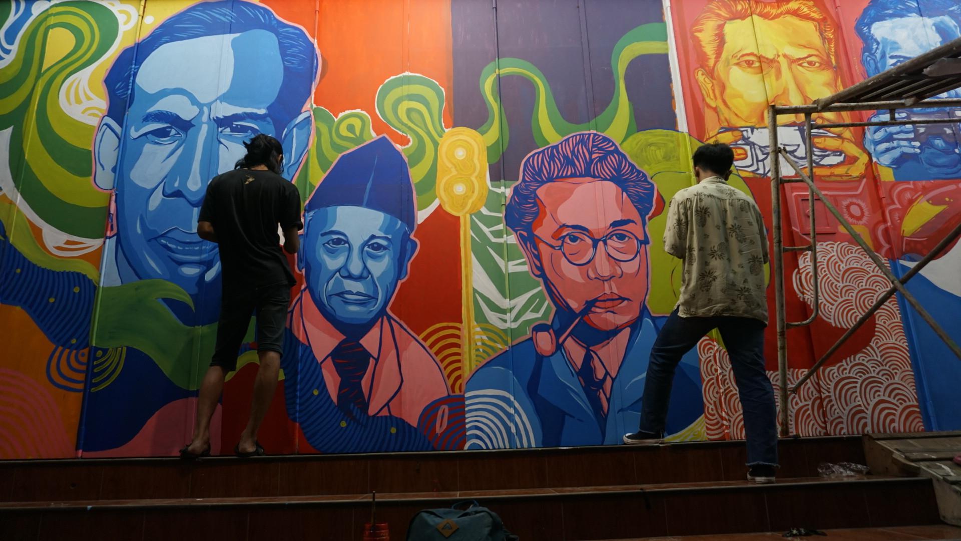 Sejumlah anak muda di Solo sedang menyelesaikan lukisan mural di tembok maupun pintu pertokoan yang terletak di Jalan Gatot Subroto, Solo.(Liputan6/Fajar Abrori)