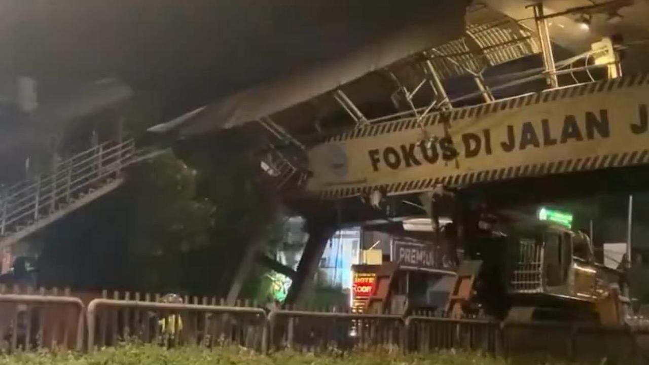 Truk Tabrak JPO Tendean, Evakuasi Belum Bisa Dilakukan Pagi Ini