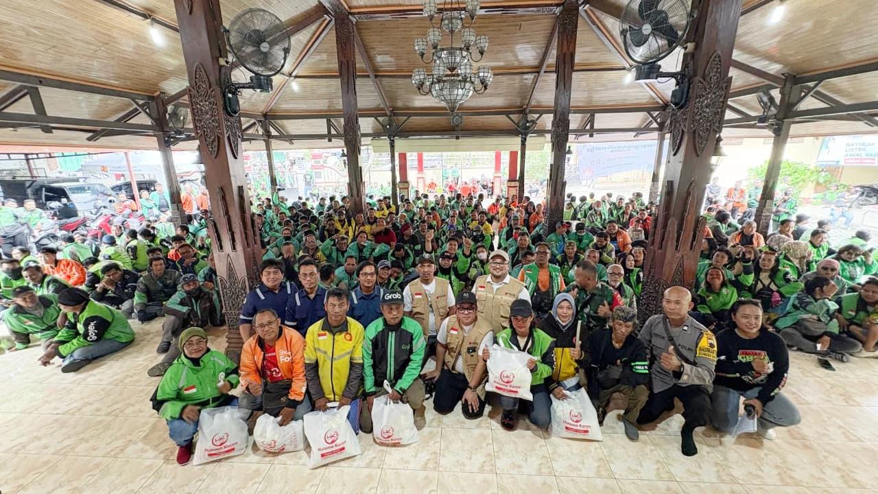 Wujudkan Visi Presiden Prabowo, Komunitas 98 Resolution Network Bagikan Ribuan Paket Sembako untuk Warga dan Ojol di Sukoharjo