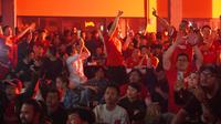 Ekspresi anggota Bigreds Indonesia Official Liverpool Supporters Club (IOLSC) Jakarta saat acara Roaring Night Liverpool Vs Manchester City di 15 Park, Kemang, Jakarta, Minggu (10/3/2024). (Bola.com/Syahkistafi Daib)