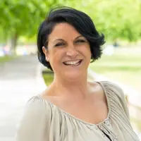 Ilustrasi Model Rambut Wanita 50 Tahun (credit: katemangostar/freepik)