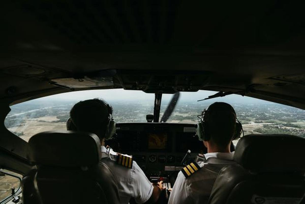 Hantaman Misterius Sebabkan Pilot Terluka, Pendaratan Darurat Berlangsung Mencekam