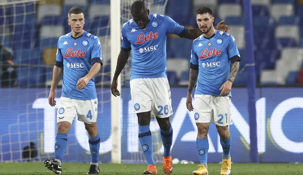 Penyerang Napoli, Matteo Politano (kanan) berselebrasi usai mencetak gol ke gawang Spezia pada pertandingan perempat final Coppa Italia di stadion Maradona di Naples, Italia, Jumat (29/1/2021). Napoli akan berhadapan dengan Atalanta di Semifinal.(Alessandro Garofalo/LaPresse via AP)