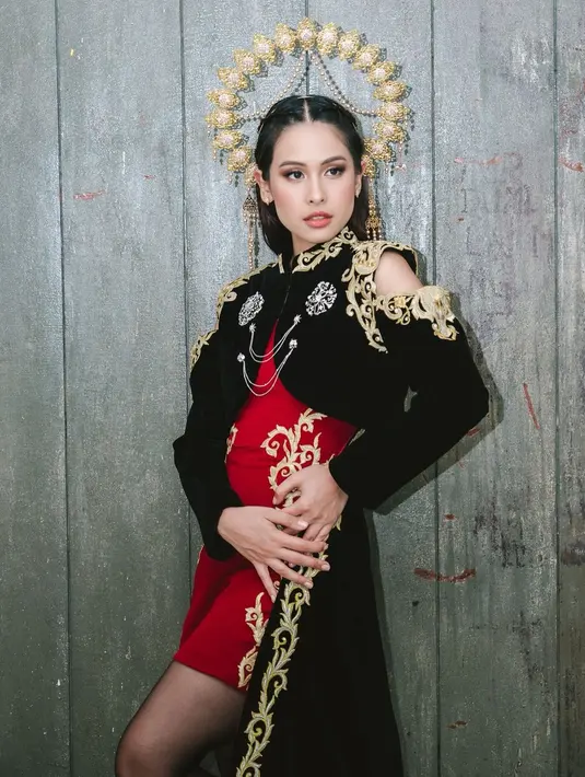 <p>Beberapa hari yang lalu, Maudy Ayunda mengunggah beberapa foto dirinya dalam balutan baju manggung yang megah. [Foto: Instagram/maudyayunda]</p>